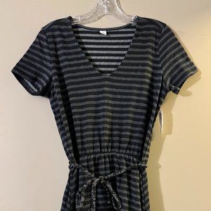 Short-sleeve tie-waist black dress